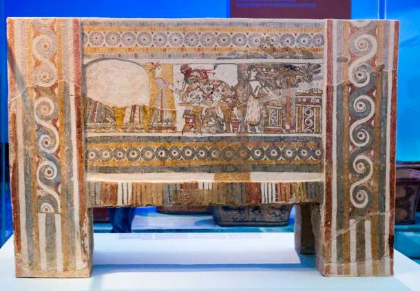 Los cuatro lados del sarcófago de Hagia Triada presentan representaciones ornamentadas de prácticas funerarias minoicas (ArchaiOptix / CC BY SA 4.0)