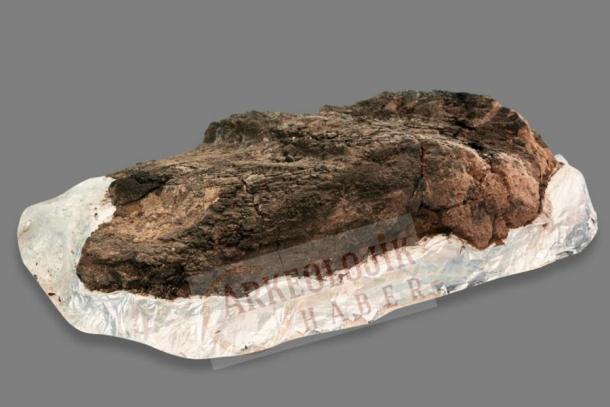 Un fragmento de la escalera Çatalhöyük de 8.500 años de antigüedad, descubierto recientemente en los restos de una casa neolítica en el sitio, junto con un horno. (Archivo de Excavaciones de Catalhöyük)