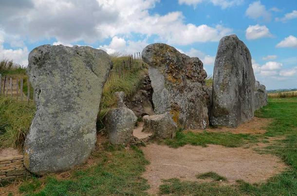 The front area of West Kennet Long Barrow in Wiltshire, which was also used by the author to reveal Neolithic megalithic mathematics in a time when no written communication existed! (Jarkeld / CC BY-SA 4.0)