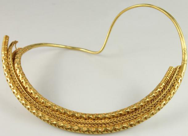 La vista frontal del anillo de cuello de oro encontrado en Esbjerg, Dinamarca. (Museo Sydvestjyske)