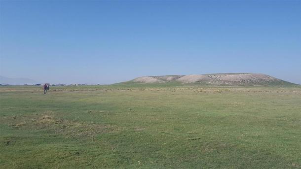 Full view of the archaeological mound at Türkmen-Karahöyük. It appears the unknown city at its height covered about 300 acres. (James Osborne)