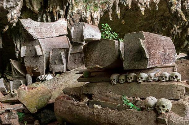 Los rituales funerarios de Tana Toraja se evidencian en las espectaculares tumbas de roca que aún hoy se pueden visitar. (ksl/Adobe Stock)