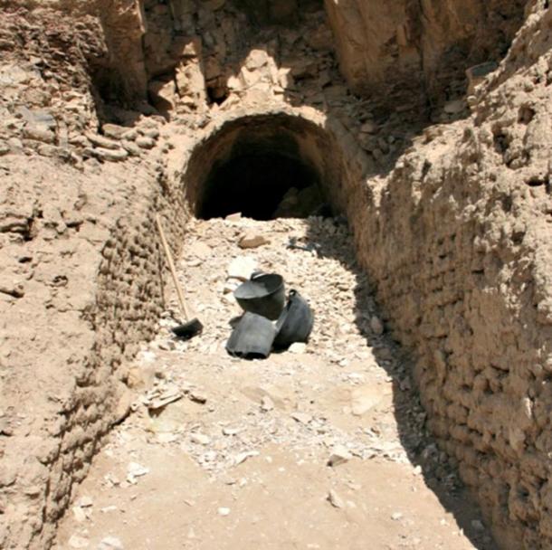 The ramp discovered in the funerary complex of vizier Ipi goes from the foot of the hill to the door of the tomb. 