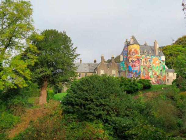 Los jardines agregados al castillo de Kelburn desde el siglo XIII hasta el siglo XVII todavía están en uso y abiertos al público para eventos (Tracey Adams/CC BY 2.0)