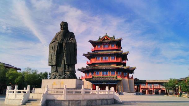 The giant statue of Confucius and pavilion in one of the ancient capitals of China: Kaifeng. (QIAO / Adobe stock)