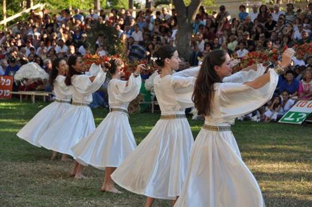 Jewish girls dance in white linen gowns. Although this is during a Shavuot festival (at Kibbutz Gan-Shmuel), similar joyous religious dancing occurs throughout the year and also on Yom Kippur, the most joyous day of the Jewish year. Many features connect back to Akhenaten: pure white linen gowns, joyous dancing and rejoicing in God, and including everyone, even the children (Amos Gil / CC BY 2.5).