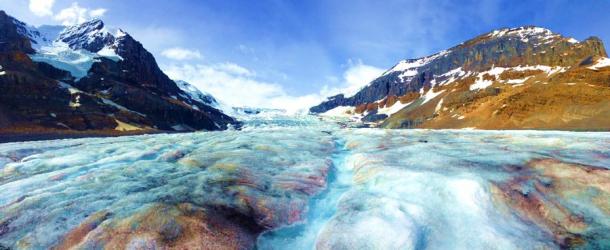 This glacial would have been easy enough to hike over but that’s because the almost kilometer-high (0.62-mile-high) ice wall had melted and that was only 13,000 years ago. So how did humans reach the Americas and leave artifacts that go back to 20,000-25,000 years ago? (erikakirky / Adobe Stock)
