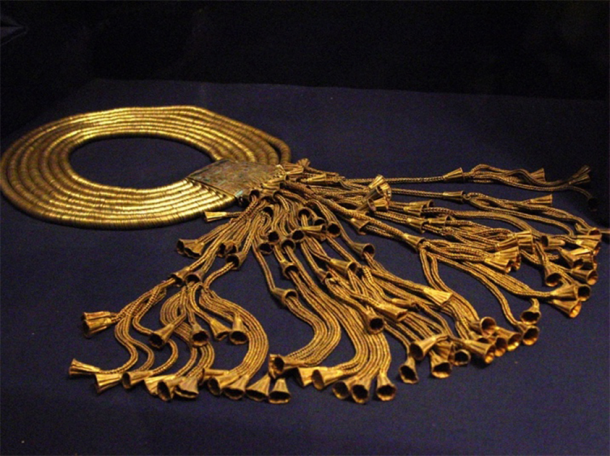 A gold and lapis lazuli collar of king Psusennes I originally found in his tomb at Tanis. (John Campana / CC BY 2.0)