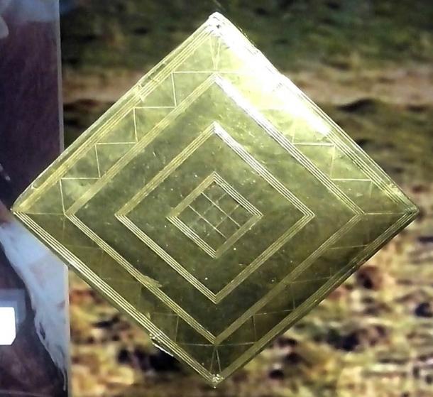 The golden lozenge found in the Bush Barrow