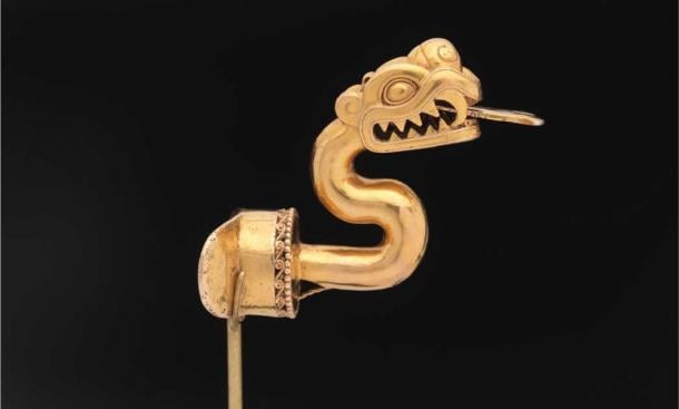 Questo piercing al labbro del serpente d'oro del XIII secolo è un raro manufatto d'oro azteco.  Per gli Aztechi, l'oro era associato agli dei ed era indossato dai loro sovrani.  Conosciuti come labret, questi oggetti simboleggiavano il potere e l'inserimento di un labret attraverso un piercing faceva parte della cerimonia di adesione azteca.  (Dominio pubblico)