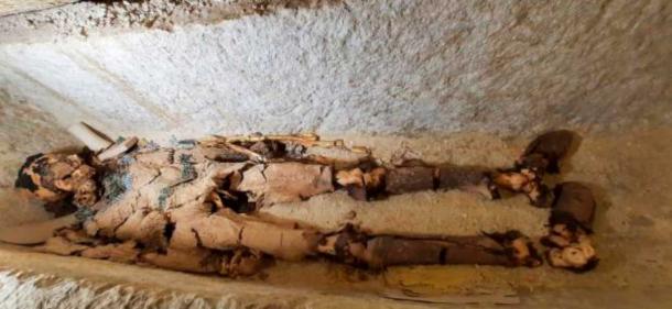 La 'momia dorada' de Hekashepes de 4.300 años de antigüedad en su sarcófago de piedra caliza en Saqqara. (Ali Abu Desheesh)