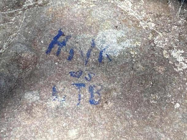 Más grafitis dejados por vándalos en Trap Rock Gap en Georgia. (Servicio Forestal de EE. UU. - Bosques Nacionales Chattahoochee-Oconee)