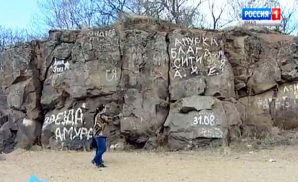 The petroglyphs were first reported by the local media in 1873.