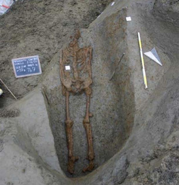 Grave of the man from Gavello during excavation by the provincial archaeological superintendency. (Soprentendenza Archeologia, Belle Arti e Paesaggio Per Le Province Di Verona, Rovigo e Vicenza)