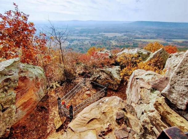 The grave of Adrienne Dumont (amanderson2 / CC BY 2.0)