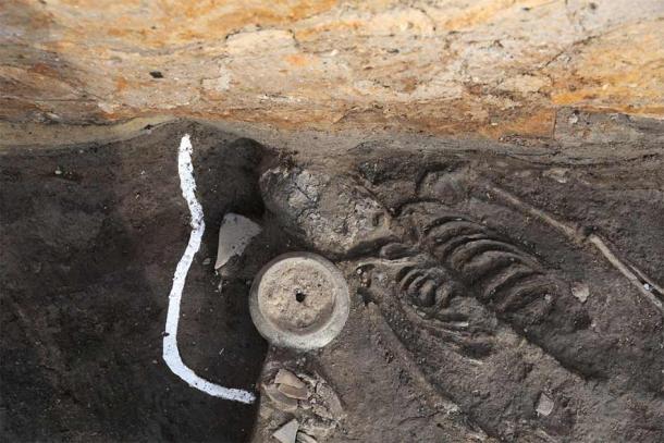 Los restos de la joven y su ajuar funerario compuesto por joyas y un jarrón de loza. (Administración del Patrimonio Cultural de Corea / Korea Herald)