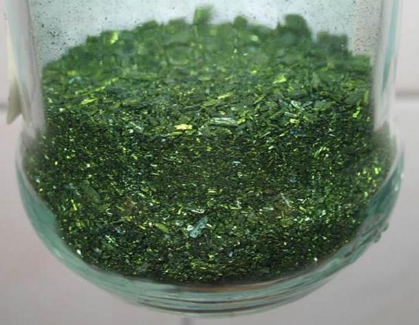 El polvo de oxalato verde de malaquita contiene trazas de cobre, que es tóxico y puede liberarse al aire cuando la malaquita se pule o se talla. (W. Oelen / CC BY-SA 3.0)