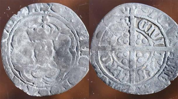 Il "mezzo chicco" di Enrico VII, o pezzo da due penny, coniato a Canterbury, in Inghilterra, tra il 1493 e il 1499 e scoperto nel sito storico provinciale della piantagione di Cupids Cove nel Terranova canadese nel 2021. (Governo di Terranova e Labrador)