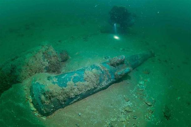 The two guns of the recently identified Dutch warship Klein Hollandia, near Eastbourne, England. (© Cathy de Lara / Historic England)