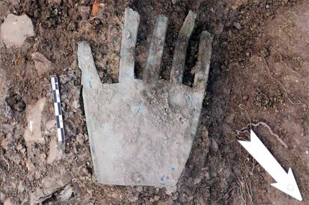 La mano irulegi portando el euskera más antiguo in situ donde fue descubierto. (SC Aranzadi)