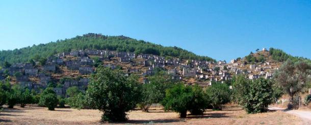 The haunting ruins of Kayakoy, located on a beautiful hillside (Darinwek / CC BY SA 3.0)