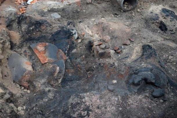Dos molinillos de mano muy dañados por el fuego. (Arqueología)