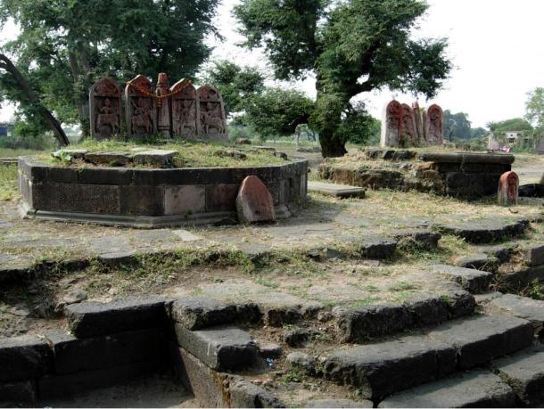 Near the labyrinth in Gedimedu archaeologists have found hero stones like these from from Tirla, Dhar in Madhya Pradesh. 