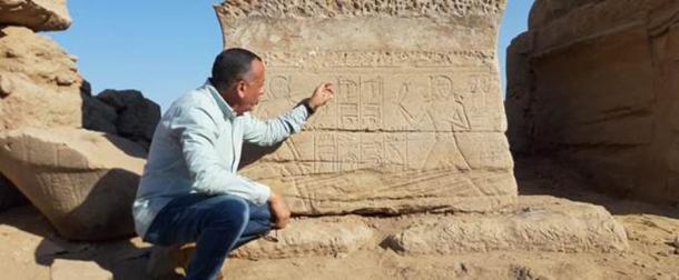La inscripción jeroglífica que data del reinado de Amenhotep III, abuelo del rey Tutankamón, se encontró en la base de una de las estatuas de crioesfinges descubiertas recientemente en Luxor, Egipto. (Dr. Mostafa Waziry)