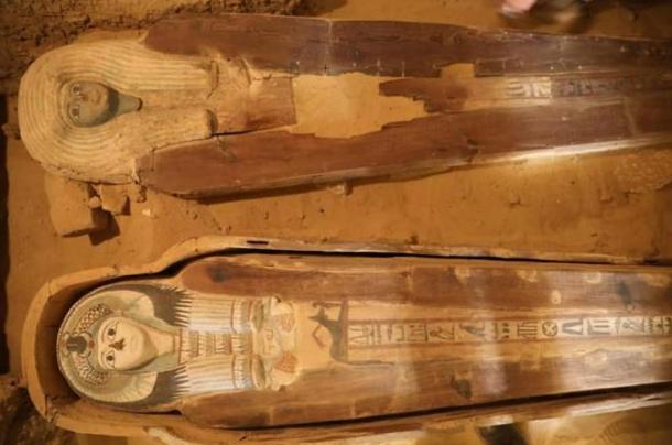 Dos ataúdes muy decorados encontrados en el cementerio de la meseta de Giza