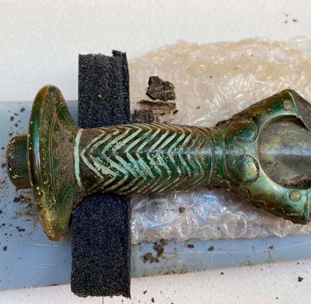 The hilt of the Bronze Age sword is secured to the blade with rivets. (Dr. Woidich/Bavarian State Office for the Preservation of Monuments)