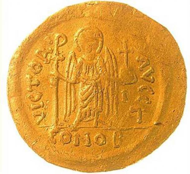 El tesoro incluía monedas de oro como esta y varios otros artículos de oro. (Servicio de registro e identificación de Norfolk)