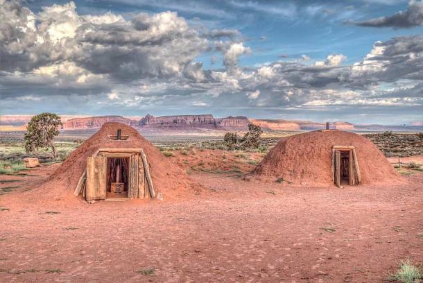 Antiguas viviendas hogan en Monument Valley Navajo Tribal Park: un hogan es la vivienda principal y tradicional del pueblo navajo. (Dsdugan / CC BY-SA 4.0)