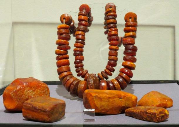 Una porzione di un'orda di merci d'ambra scoperta vicino a Basonia, l'attuale Polonia (dominio pubblico)