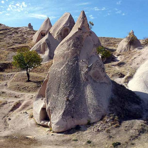 A house carved out of a fairy chimney from the captivating landscape of Cappadocia. (Николай Максимович / CC BY 3.0)
