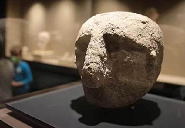 Una de las cabezas humanas encontradas en Karahantepe, diferente a todo lo encontrado en Göbeklitepe. (Captura de pantalla de Ancient Architects/YouTube)