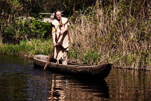 Un cazador-recolector en movimiento en una canoa similar a la canoa Pesse de 10.000 años de antigüedad. (Hans Splinter / CC BY-ND 2.0)