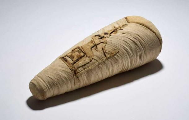 Mummified ibis in linen wrappings with herring-bone pattern. It has an appliqué representation of Nefertum enthroned on the front. Found in Saqqara, Egypt. (Trustees of the British Museum / CC by SA 4.0)