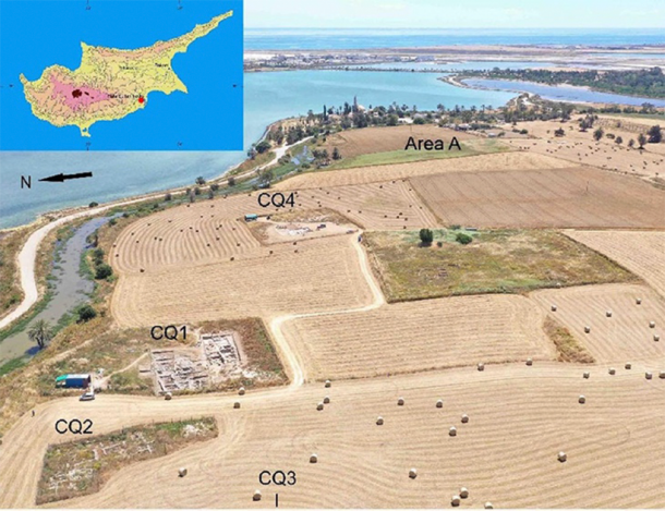 Imagen de dron de Hala Sultan Tekke en la isla de Creta con sus barrios urbanos excavados en primer plano, el puerto a la izquierda y el mar Mediterráneo al fondo. (Universidad de Gotemburgo / CC BY 4.0)