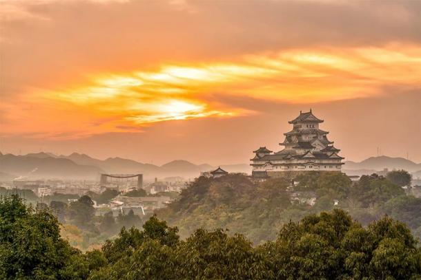 Himeji Castle in the fall, Himeyama Hill, Himeji City, Japan. (f11photo/ Adobe Stock)