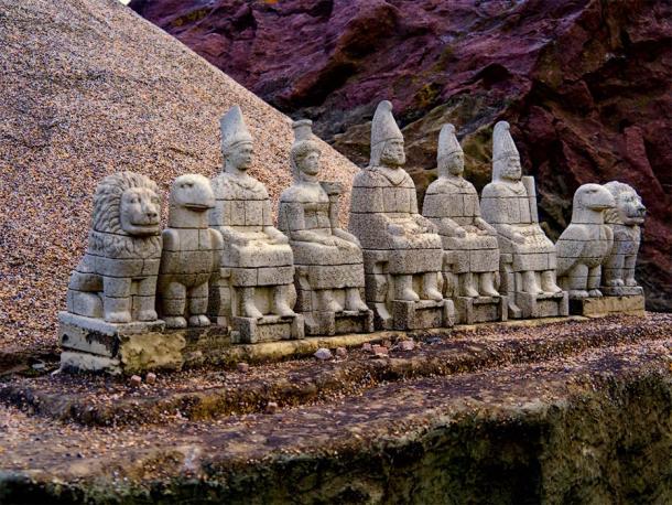 Representation of what the Nemrut pantheon looked like before the heads fell off. ( CiddiBiri/ Adobe Stock)
