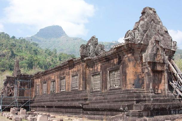 Phu Kao Mountain which is shaped like a linga, symbol of Shiva, in the background of the temple complex. (Nick Hubbard / CC BY 2.0)