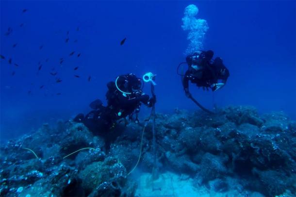 Divers at one of the underwater AI robot locations with countless amphorae on the sea floor. (NOUS)