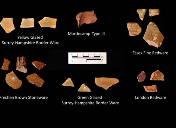 Fragmentos de cerámica inglesa antigua que fueron encontrados en el condado de Bertie, Virginia por arqueólogos que trabajan con la First Colony Foundation, que son la evidencia principal de la última teoría de la colonia de Roanoke. (Fundación Primera Colonia)