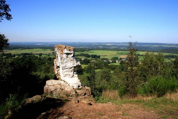 La Pierre Haina, the plug that seals the entrance to hell (photo by House of Megaliths in Wéris)