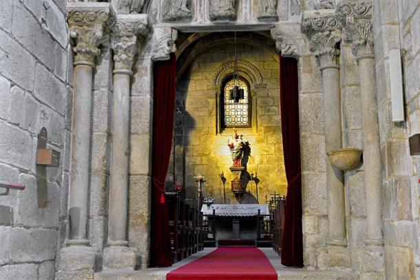 El interior de la Catedral de Santiago de Compostela que muestra la intrincada mampostería que los fieles pueden ver a la luz de la planta baja. (Gerard Koudenburg / Adobe Stock)