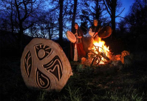 Après une décennie de malchance, un fermier irlandais a contacté l'University College Cork pour demander de l'aide. Leur conseil était d'employer les services des druides Jan et Karren Tetteroo, vus ici. (Valerie O'Sullivan / Bosquet d'Anu)