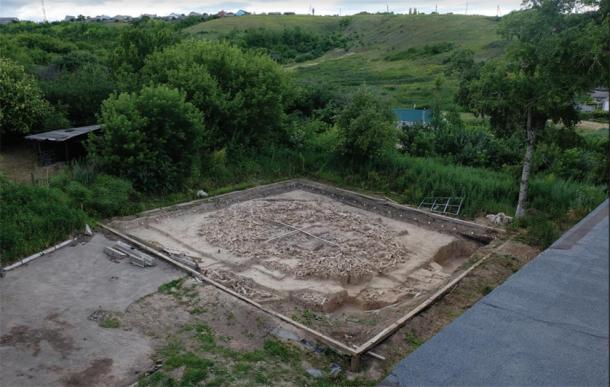 Photograph of the mammoth monument remains, taken from the museum roof in 2017. The two visible scales (center) are 5 and 6 meters long/ (Image: a. E. Dudin / Antiquity Publications Ltd)