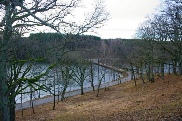 Asveja Lake bridge seen from the Dubingiai Castle hill. (Julius/CC BY SA 3.0)