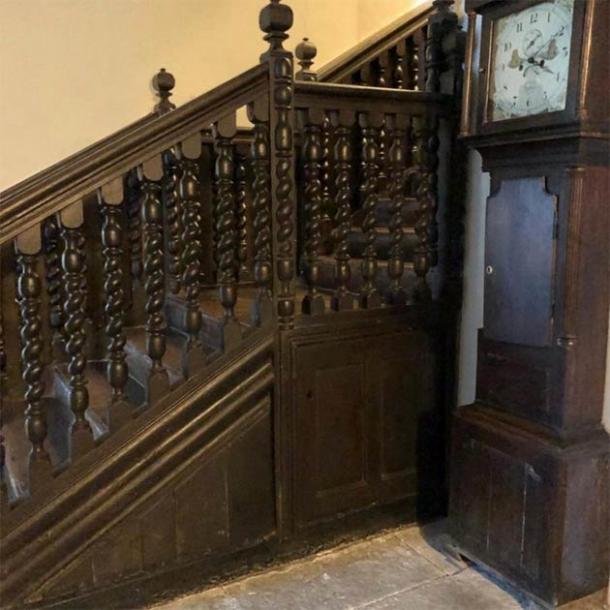 La escalera bajo la cual la pareja que vive en la casa medieval encontró la guarida de la brujería galesa. (Consejo del condado de Kerrie Jackson/Denbighshire)