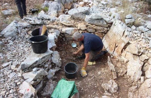 El raro hallazgo de un casco greco-ilirio ha sido descubierto en una tumba excavada en la roca en Croacia. (Museos de Dubrovnik)